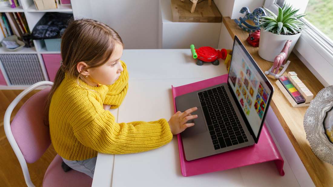 29425092-girl-does-homework-on-a-laptop-without-any-help-from-parents-27hmlphqvsfe-3 Mädchen macht Hausaufgaben an einem Laptop – ohne jegliche Hilfe der Eltern.