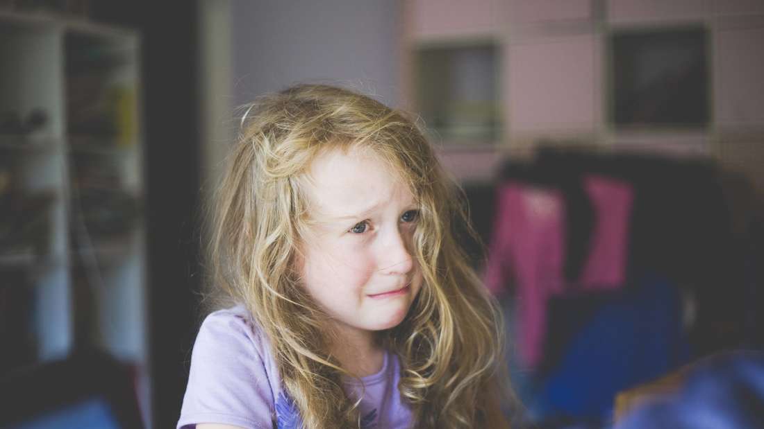 29429395-crying-girl-sits-in-her-room-2lfe-1 Weinendes Mädchen sitzt in ihrem Zimmer.