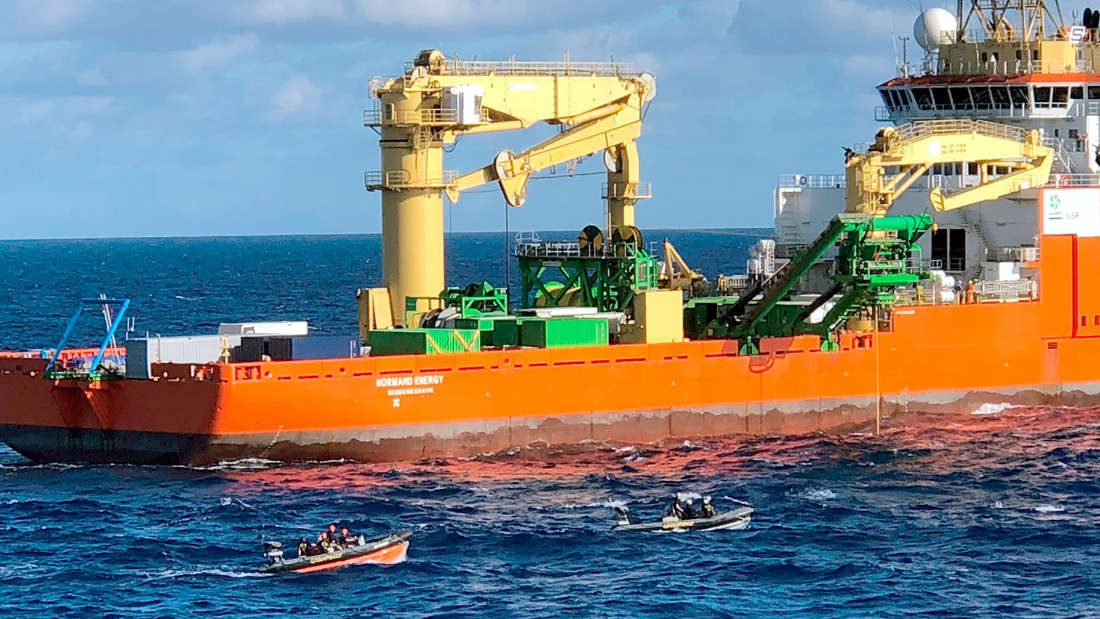 29458124-environmental-protection-organisations-like-greenpeace-want-to-absolutely-prevent-degradation-in-the-deep-sea-bfe-1 Umweltschutzorganisationen wie Greenpeace wollen den Abbau in der Tiefsee unbedingt verhindern.