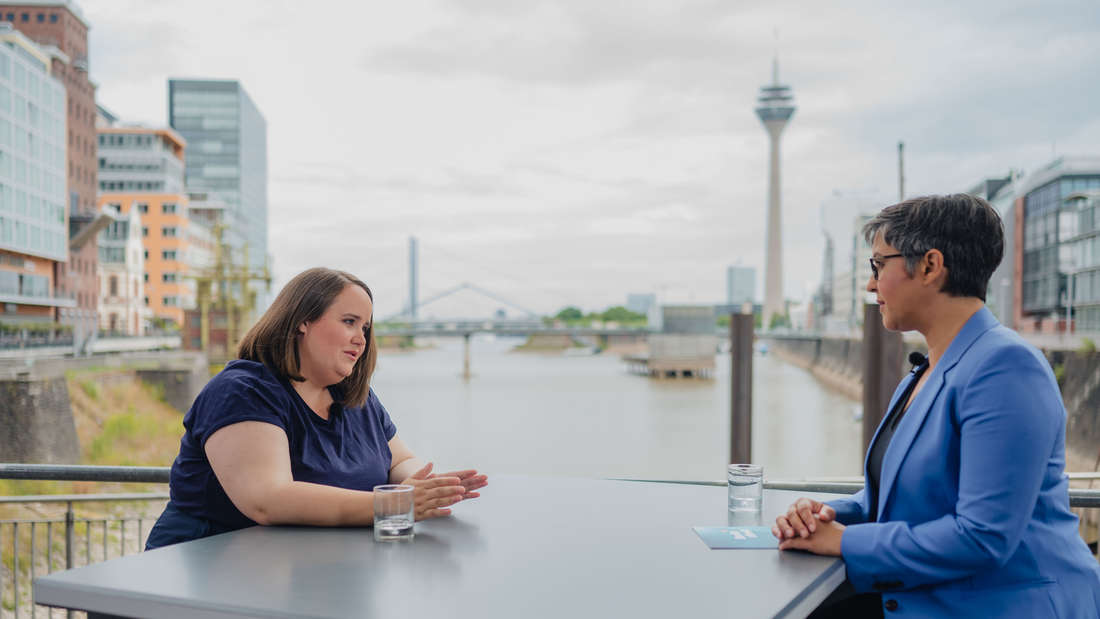 ZDF-Moderatorin Shakuntala Banerjee (r) spricht beim „Berlin-Direkt“ ZDF-Sommerinterview mit Ricarda Lang, Bundesvorsitzende von Bündnis 90/Die Grünen.