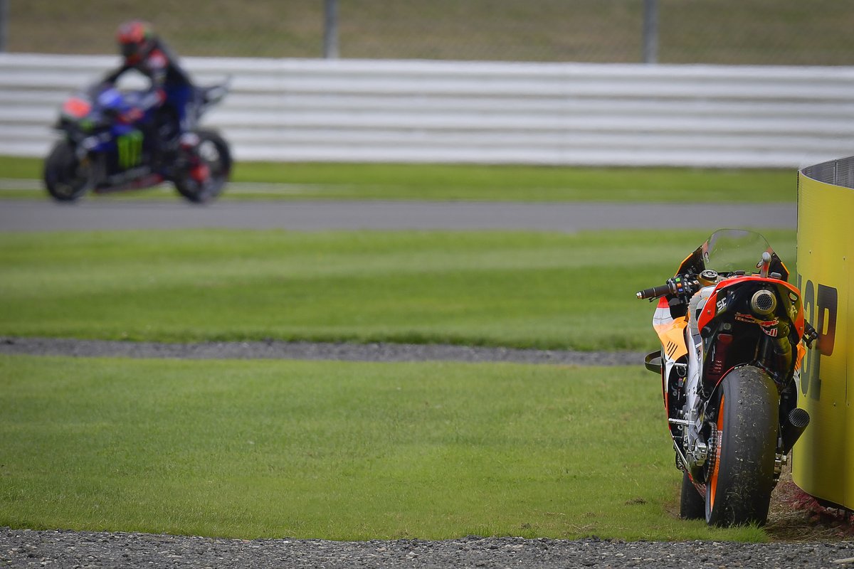 La moto de Marc Márquez, Repsol Honda Team, tras su caída
