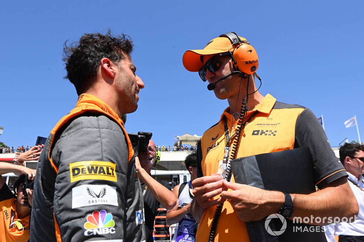 Daniel Ricciardo, McLaren, sulla griglia con un ingegnere della squadra di Woking
