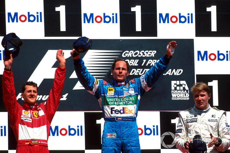 f1-german-gp-1997-podium-race-winner-gerhard-berger-benetton-renault-second-place-michael Podio: ganador de la carrera Gerhard Berger, Benetton Renault, segundo lugar Michael Schumacher, Ferrari, tercer lugar Mika Hakkinen, McLaren