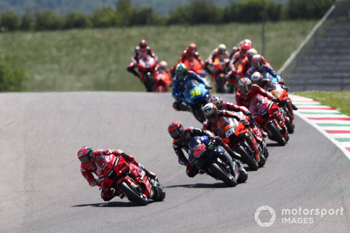 Francesco Bagnaia, líder al inicio de la carrera