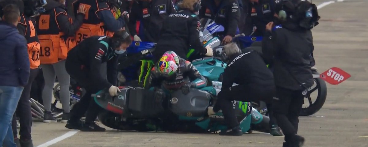 Caída de Franco Morbidelli en el pit lane