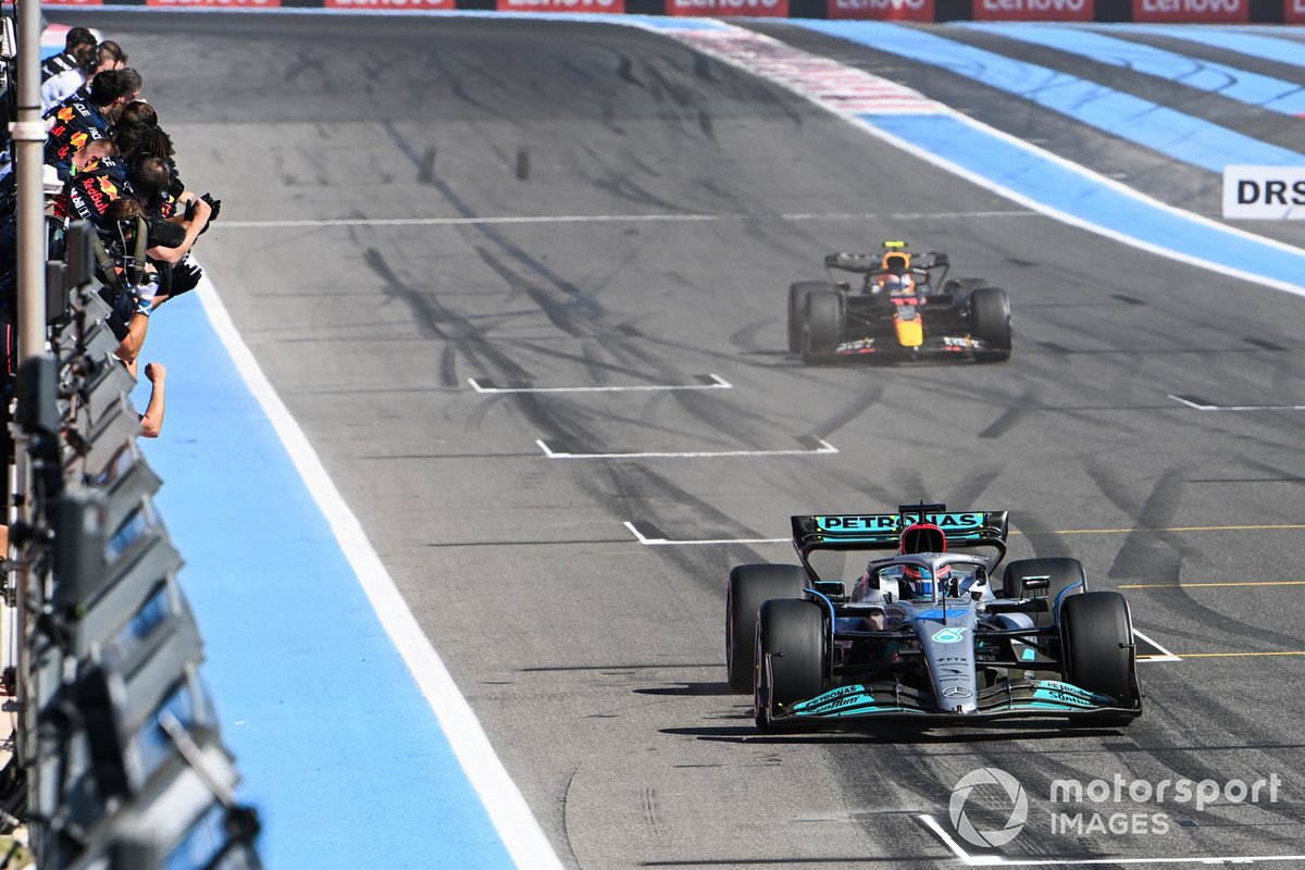 george-russell-mercedes-w13-3r-1 George Russell, Mercedes W13, 3ª posición, Sergio Pérez, Red Bull Racing RB18 cuarto, sobre la línea de meta