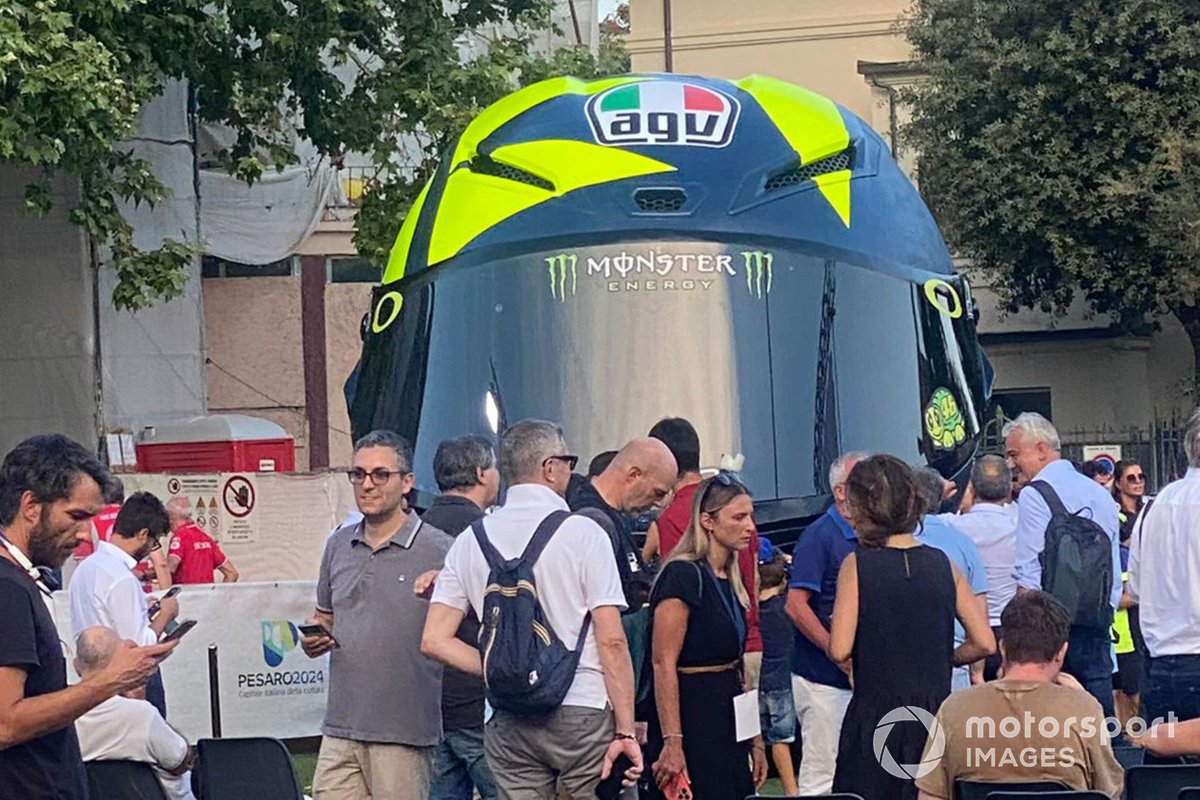 El casco gigante de Valentino Rossi en Pesaro