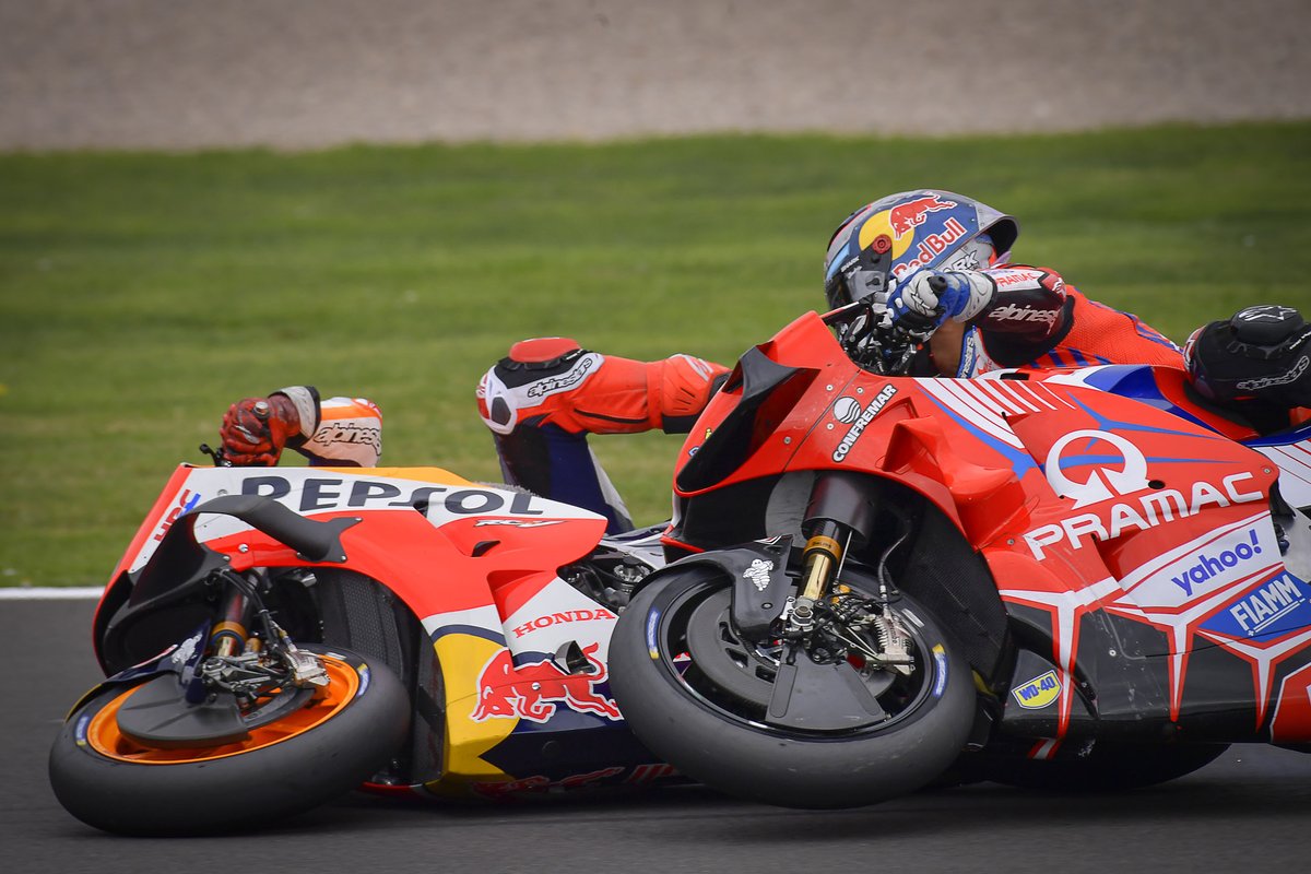 La caída de Marc Márquez, Repsol Honda Team, y Jorge Martín, Pramac Racing