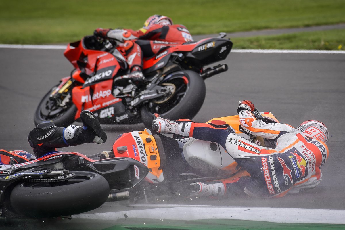 La caída de Marc Márquez, Repsol Honda Team, y Jorge Martín, Pramac Racing