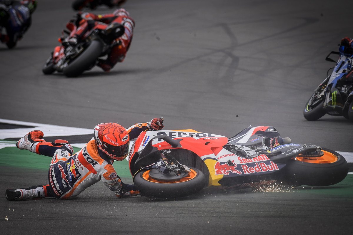 Marc Márquez, Repsol Honda Team, se cae en el GP de Gran Bretaña