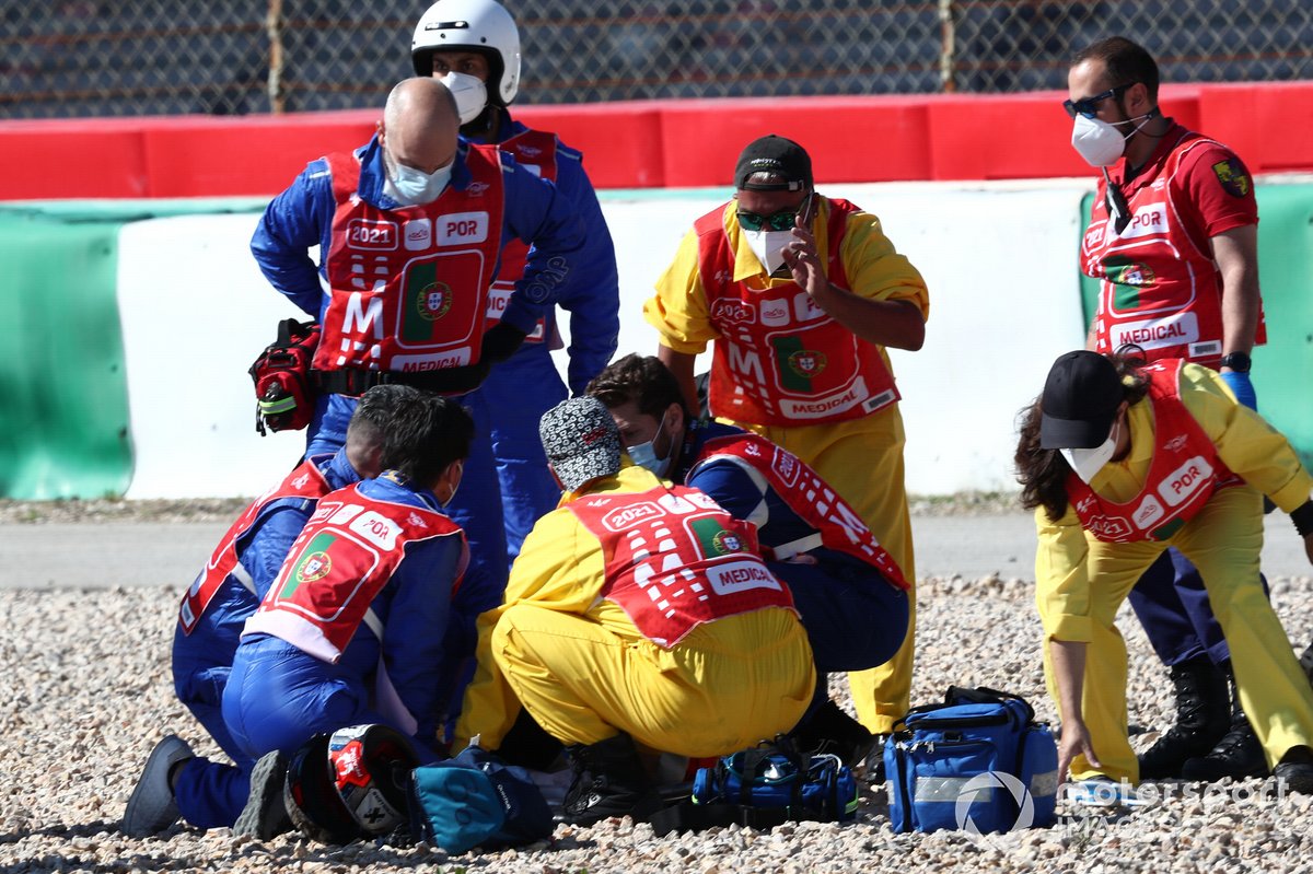 Comisarios y el equipo médico atienden a Jorge Martin, Pramac Racing tras su caída en Portimao