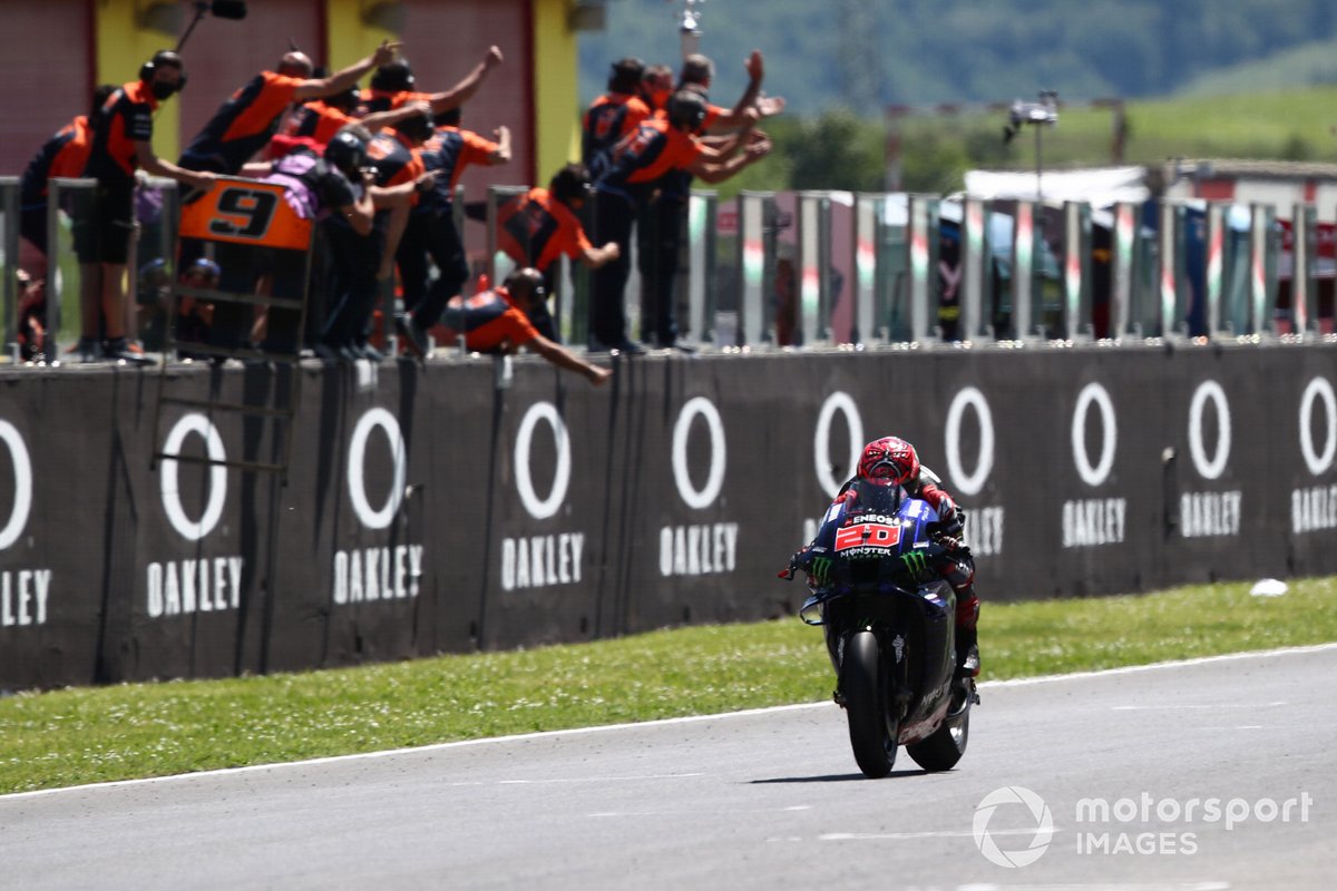 Ganador Fabio Quartararo, Yamaha Factory Racing cruza la meta