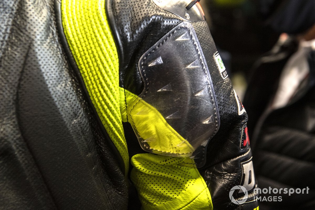 Valentino Rossi, Petronas Yamaha SRT, con aletas en el traje de cuero