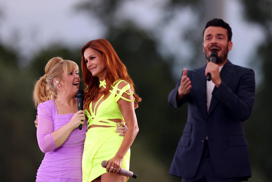 Maite Kelly und Andrea Berg Arm in Arm bei „Giovanni Zarrella präsentiert: 30 Jahre Andrea Berg - Jubiläumskonzert“. Daneben steht Giovanni Zarrella.