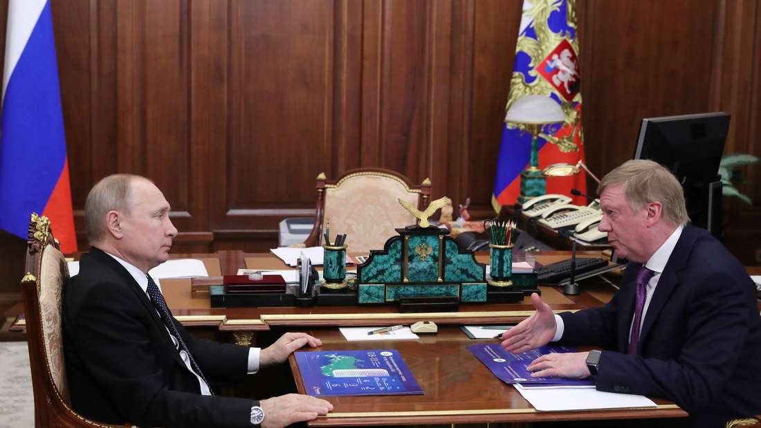 Präsident Wladimir Putin (l.) und Anatoli Tschubais (r.) im Kreml-Büro im Jahr 2019