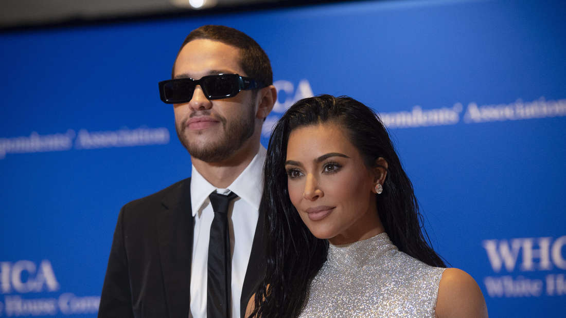 Pete Davidson und Kim Kardashian 2022 auf dem roten Teppich des White House Correspondents Association Dinner