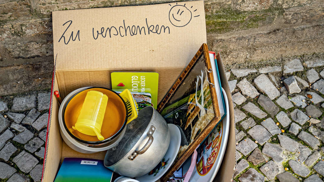 Gut gemeint, aber verboten: „Zu verschenken-Kisten“ auf der Straße.