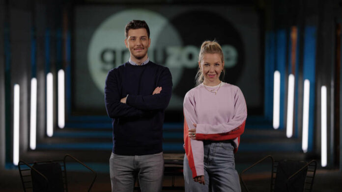 29565761-zdfzoom-grauzone-weniger-work-mehr-life-geht-das-die-hosts-tarkan-bagci-und-sissy-metzschke-stehen-nebeneinander-in-einem-abgedunkelten-raum-und-1gfe