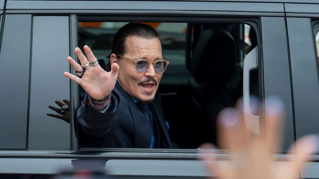 29569117-johnny-depp-1ife-1 Johnny Depp