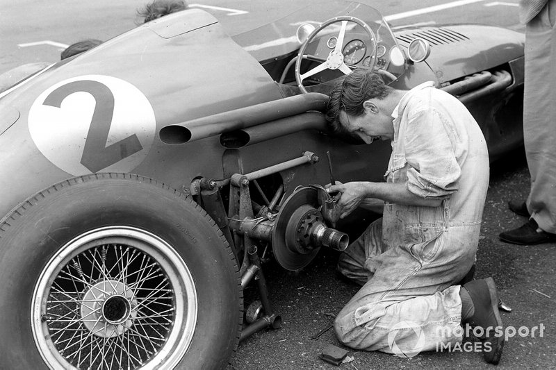 Un mecánico trabaja en el Aston Martin DBR4/250 de Roy Salvadori