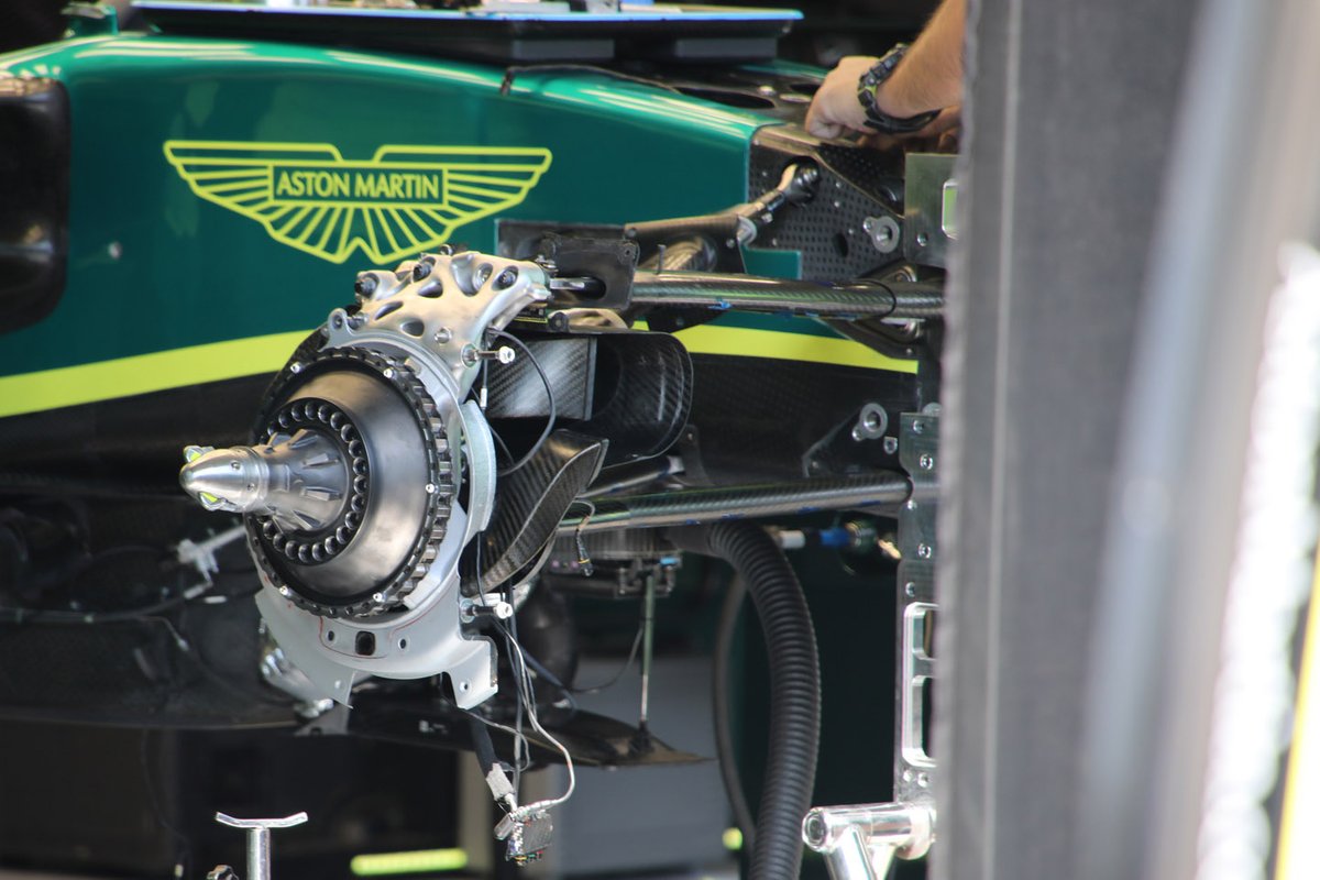 Detalle del freno delantero del Aston Martin AMR22