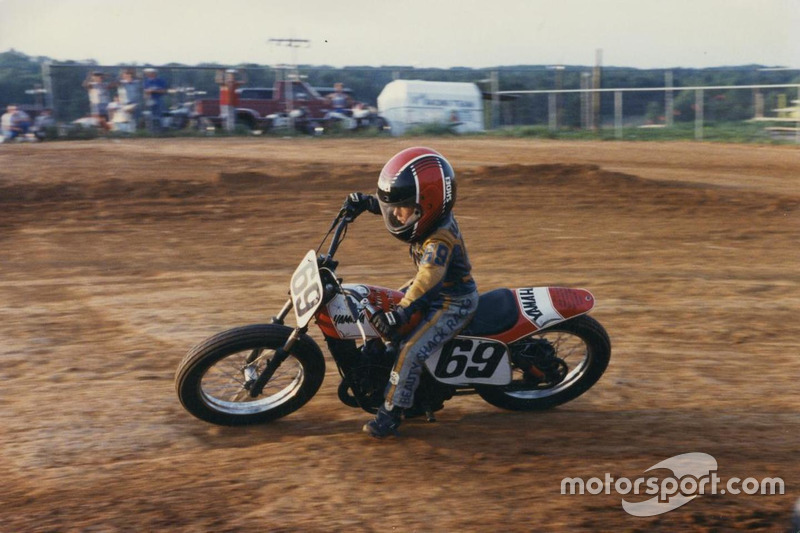 Nicky Hayden corriendo en tierra