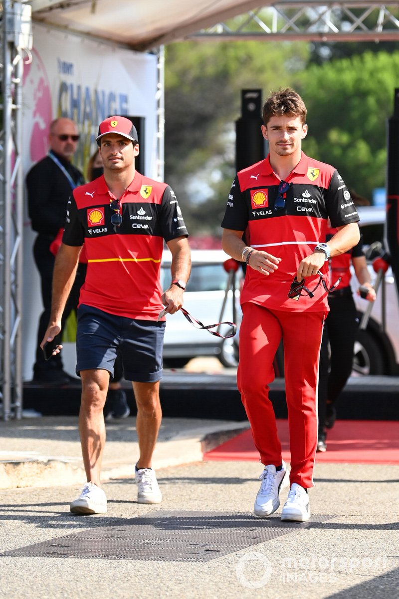 Carlos Sainz, Ferrari, Charles Leclerc, Ferrari, llegan al paddock