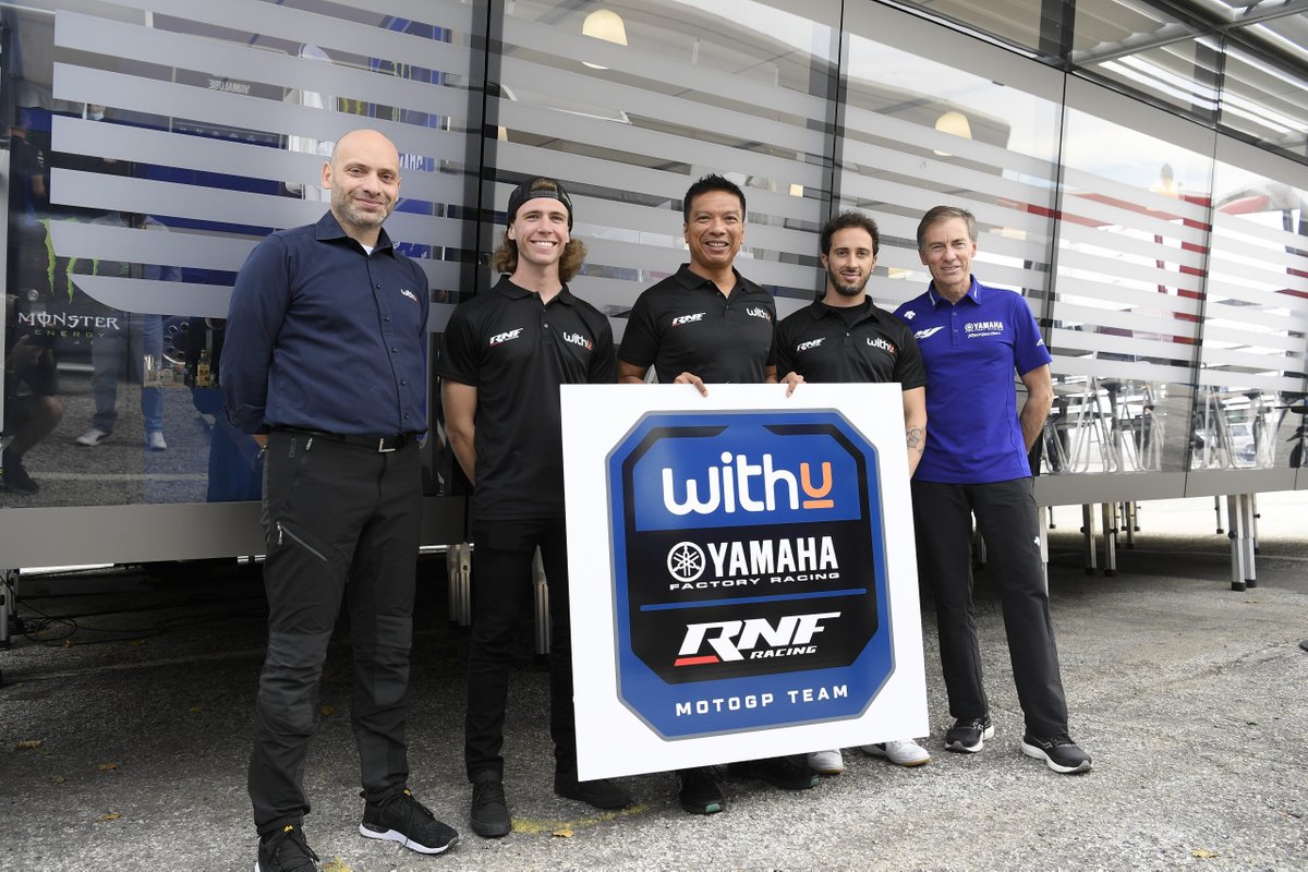 Darryn Binder, Andrea Dovizioso, RNF Racing, Razlan Razali, fundador y director del equipo, RNF Racing, Matteo Ballarin, presidente de Europe Energy Group, Lin Jarvis. El director general de Yamaha Motor Racing