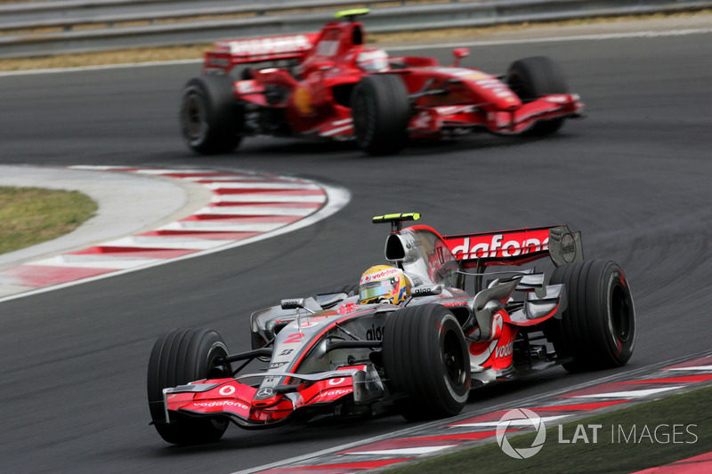 Lewis Hamilton, Mclaren MP4-22 delante de Kimi Raikkonen, Ferrari F2007