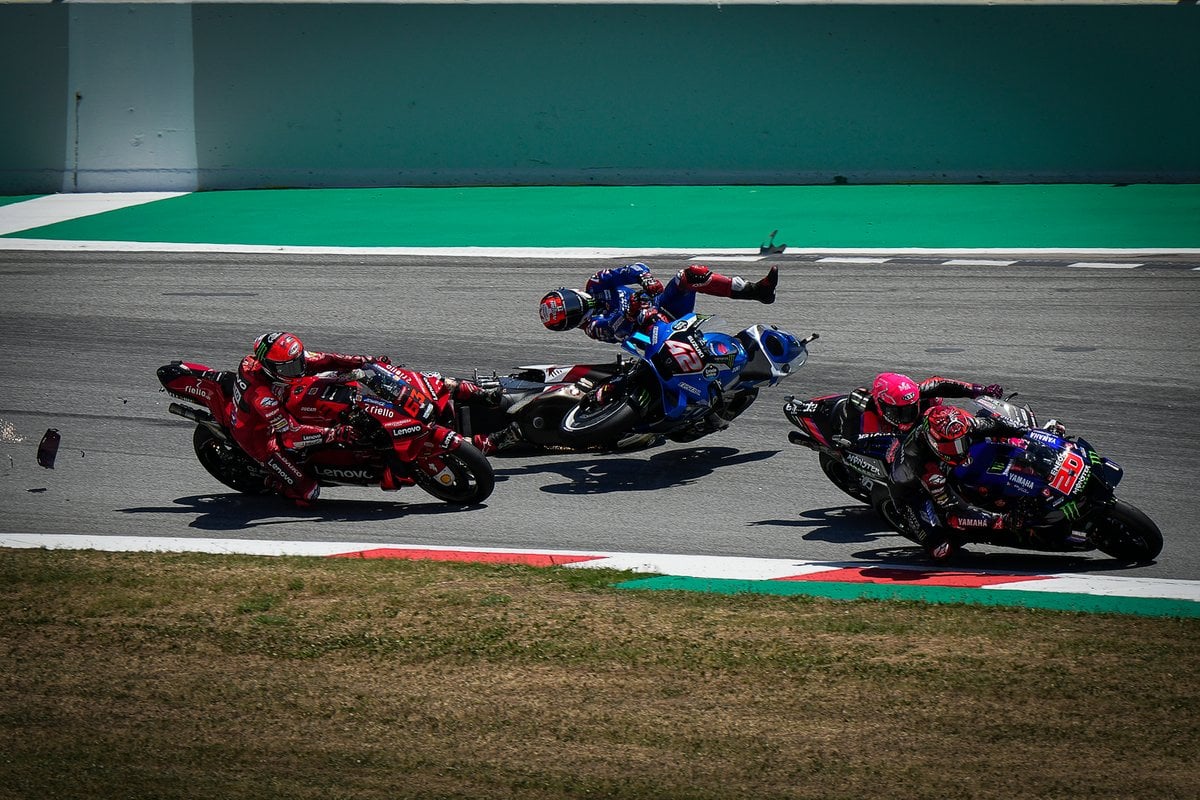 Caída de Takaaki Nakagami, Team LCR Honda y Alex Rins, Team Suzuki MotoGP chocan, Francesco Bagnaia, Ducati Team detrás