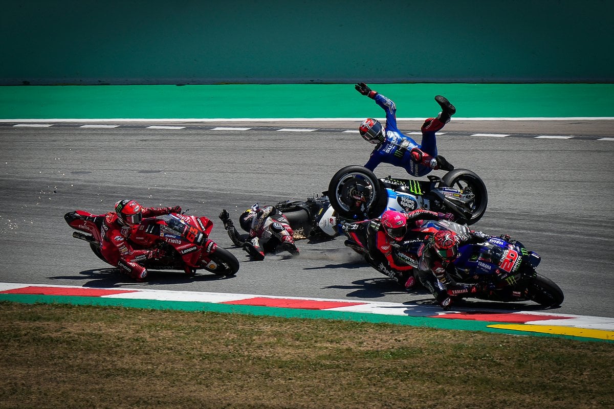 Caída de Takaaki Nakagami, Team LCR Honda y Alex Rins, Team Suzuki MotoGP chocan, Francesco Bagnaia, Ducati Team detrás