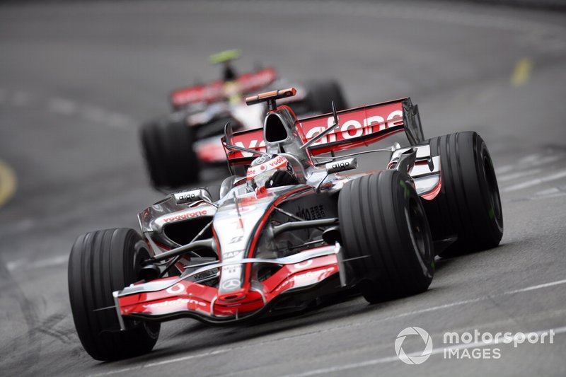 Fernando Alonso, McLaren MP4-22, lidera a Lewis Hamilton, McLaren MP4-22