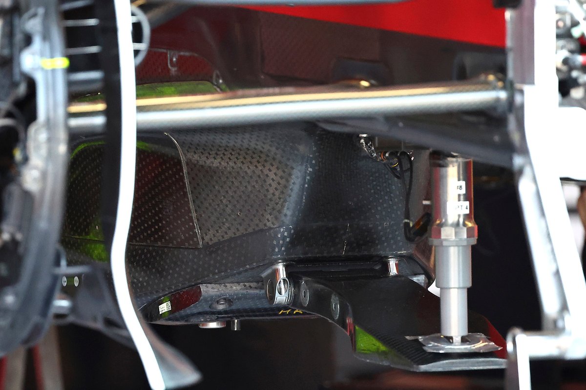 Amortiguador del Ferrari F1-75 en forma de T