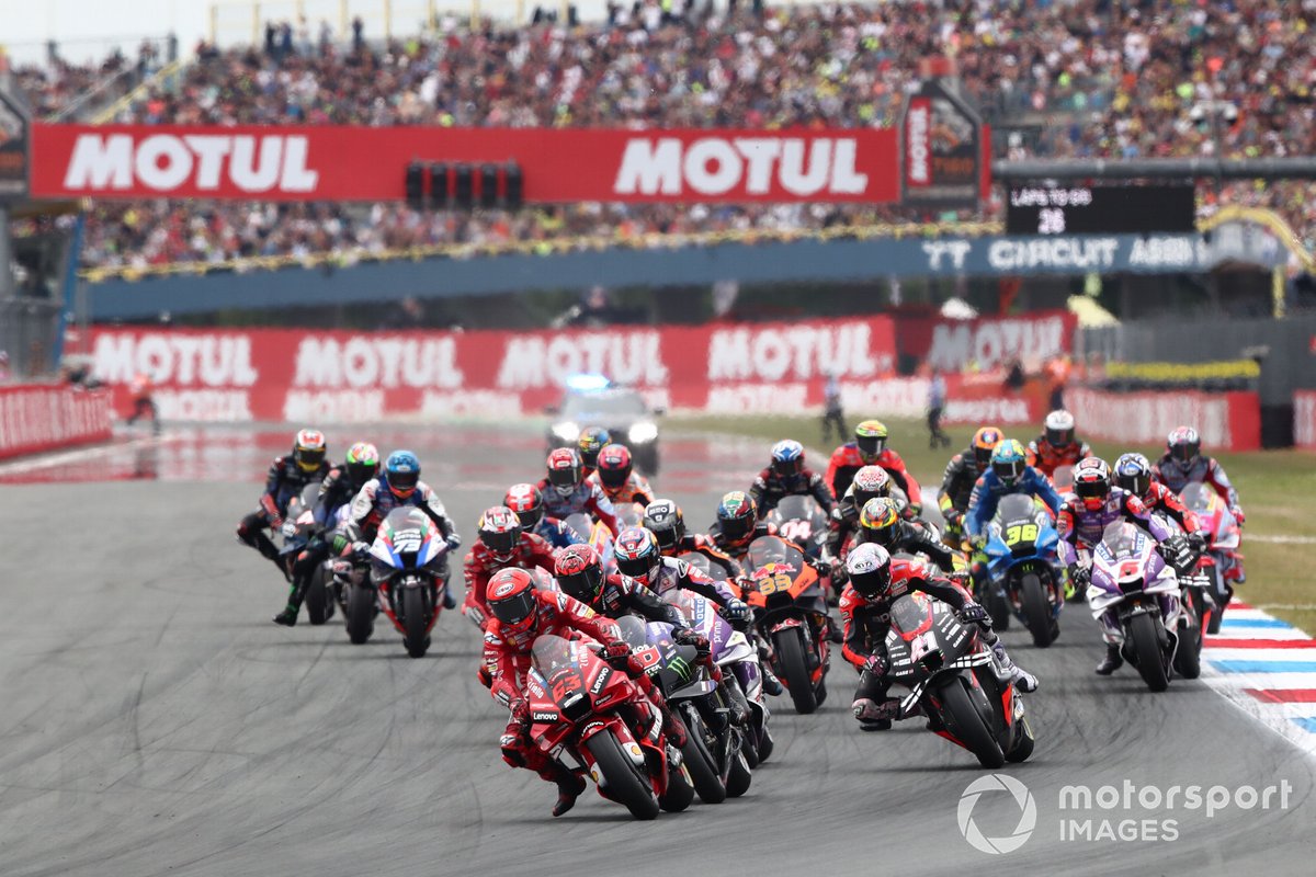 Salida de la carrera, Francesco Bagnaia, Ducati Team, en cabeza