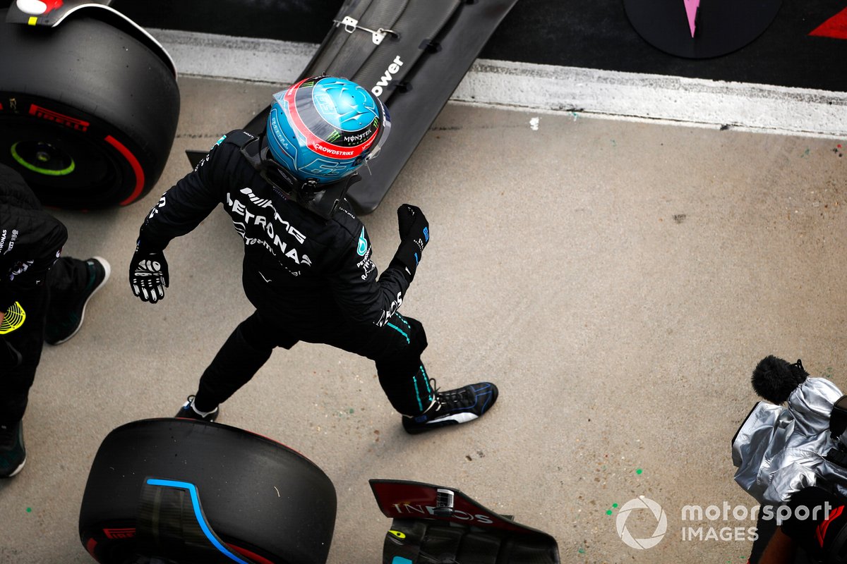 George Russell, de Mercedes-AMG, celebra tras conseguir la pole position