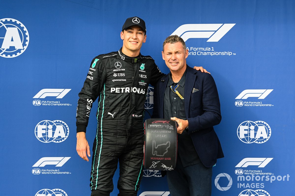 George Russell, de Mercedes-AMG, recibe el premio Pirelli Pole Position de manos de la leyenda danesa de las carreras de resistencia Tom Kristensen