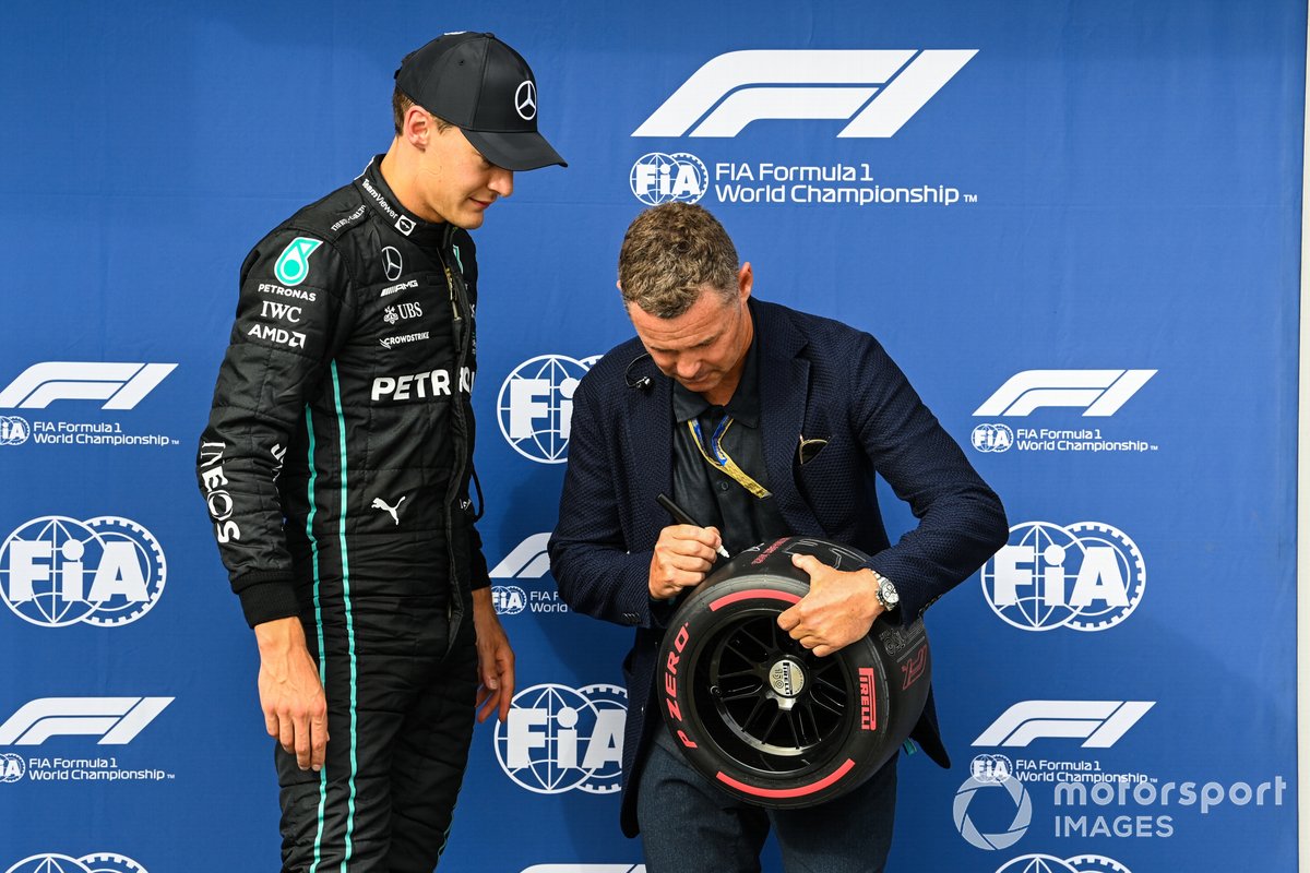 George Russell, de Mercedes-AMG, recibe el premio Pirelli Pole Position de manos de la leyenda danesa de las carreras de resistencia Tom Kristensen