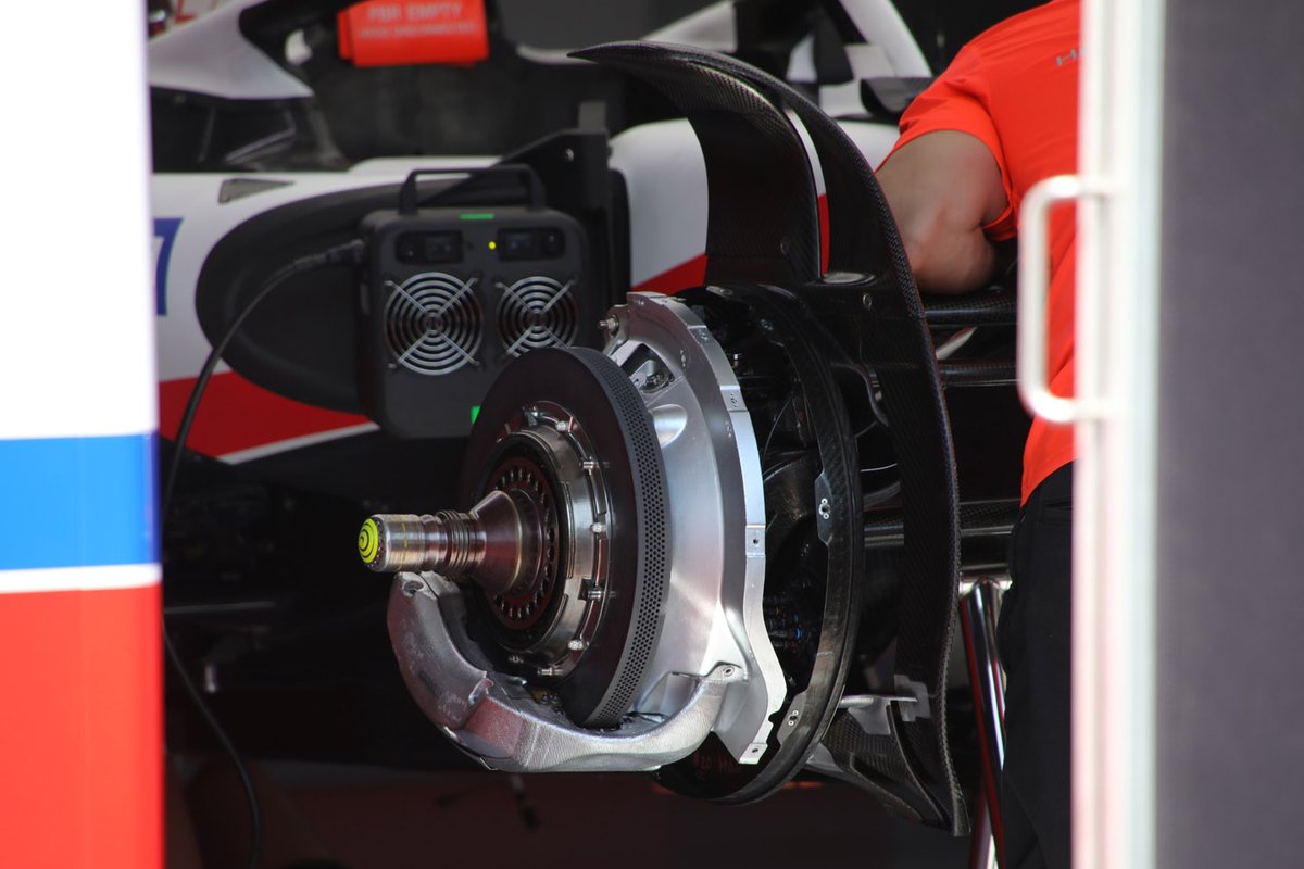 Detalle del freno delantero del Haas VF-22