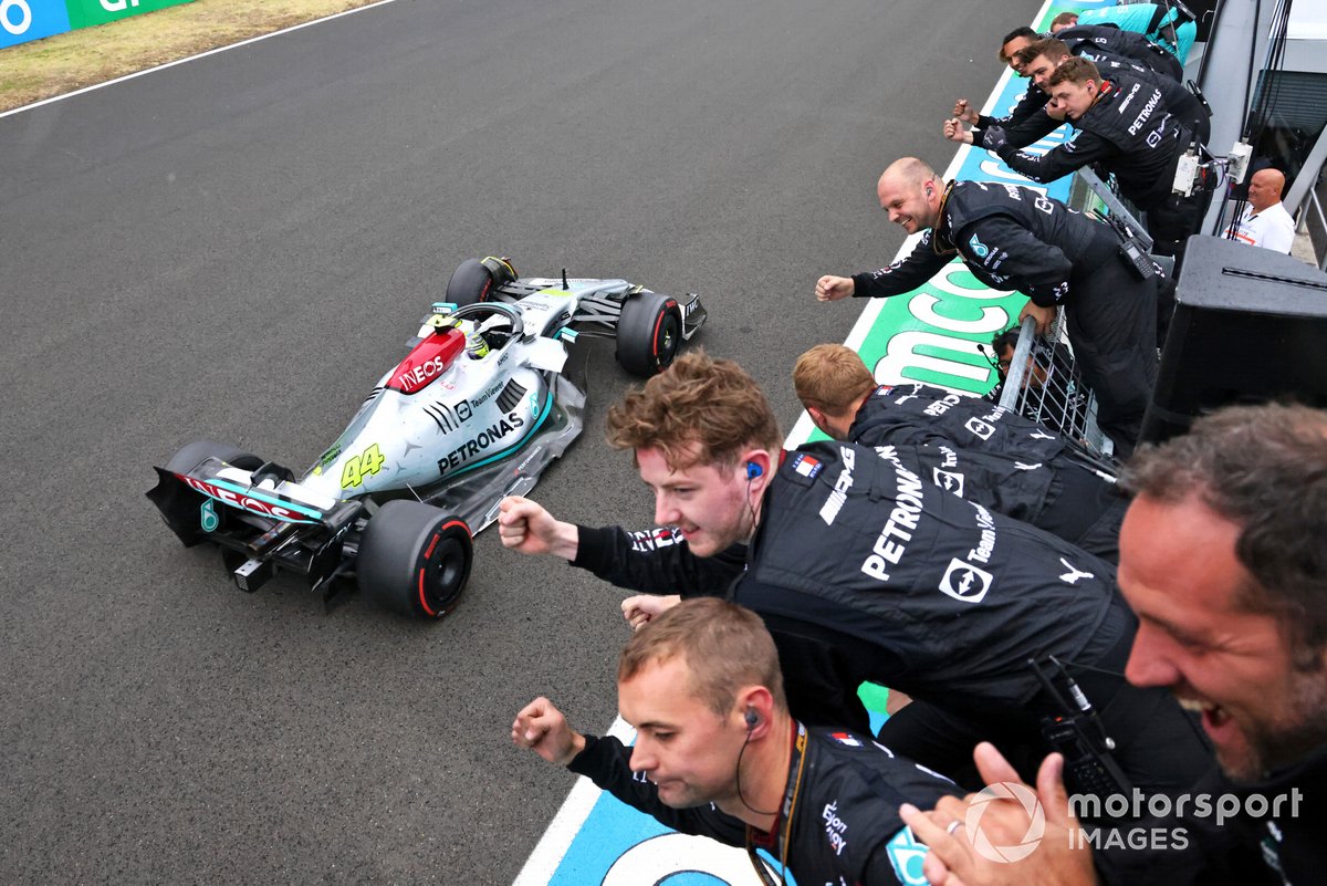 Lewis Hamilton, Mercedes W13 crosses the line to the delight of his team on the pit wall