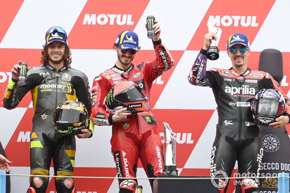 Podio: segundo lugar Marco Bezzecchi, VR46 Racing Team, ganador Francesco Bagnaia, Ducati Team, tercer lugar Maverick Viñales, Aprilia Racing Team
