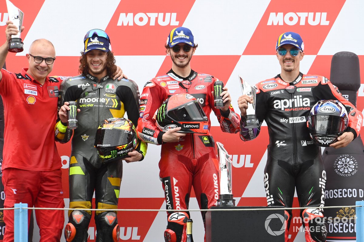 Podio: segundo lugar Marco Bezzecchi, VR46 Racing Team, ganador Francesco Bagnaia, Ducati Team, tercer lugar Maverick Viñales, Aprilia Racing Team