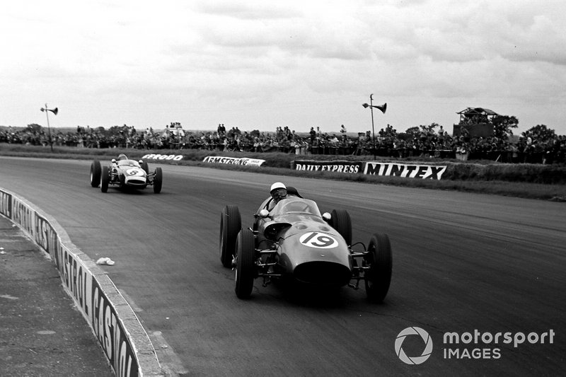 Maurice Trintignant, Aston Martin DBR5/250, delante de Jim Clark, Lotus 18 Climax