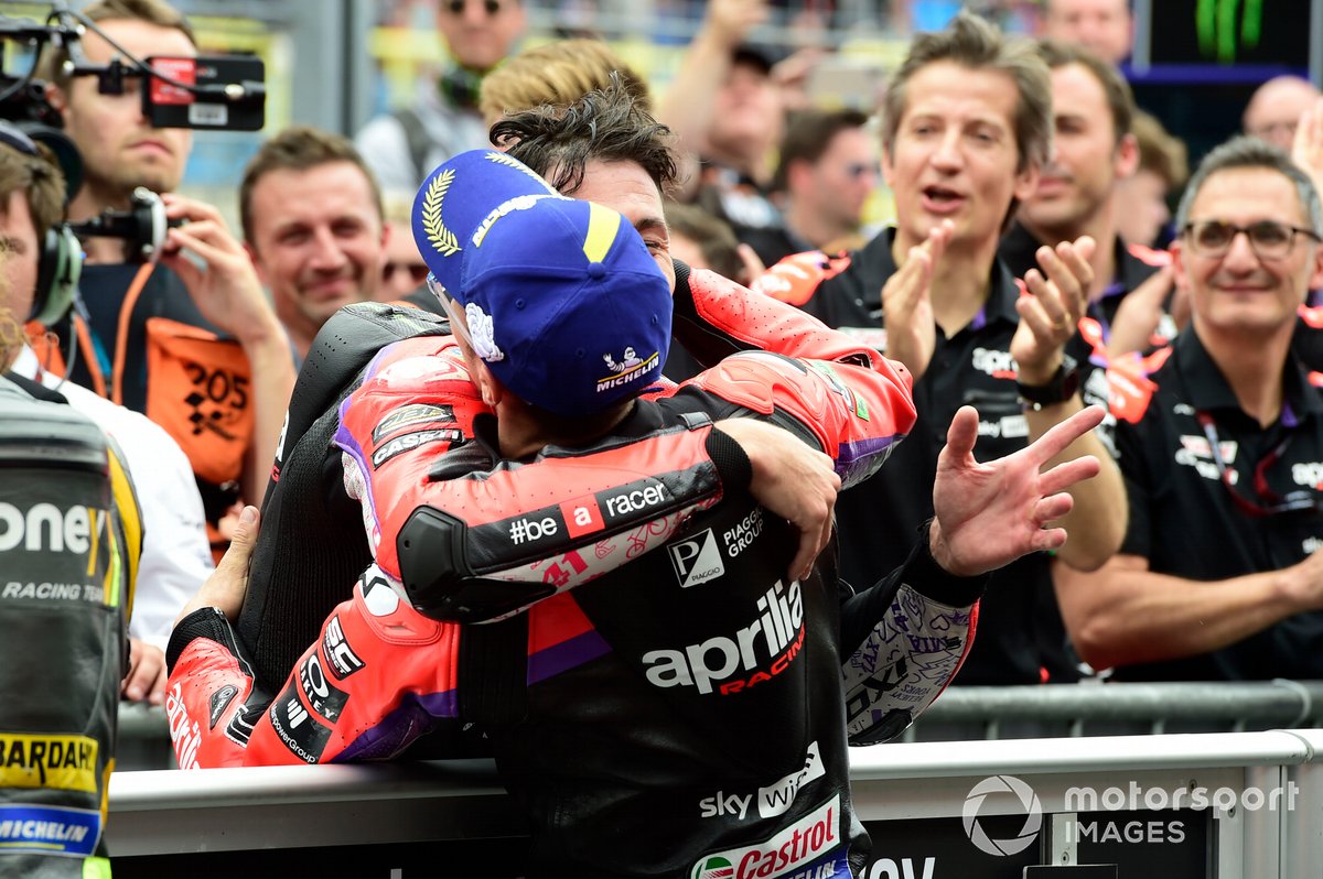 Tercer lugar Maverick Viñales, Aprilia Racing Team, Aleix Espargaró, Aprilia Racing Team