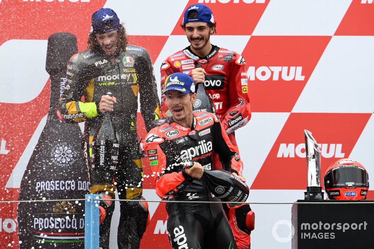 Podio: segundo lugar Marco Bezzecchi, VR46 Racing Team, ganador Francesco Bagnaia, Ducati Team, tercer lugar Maverick Viñales, Aprilia Racing Team