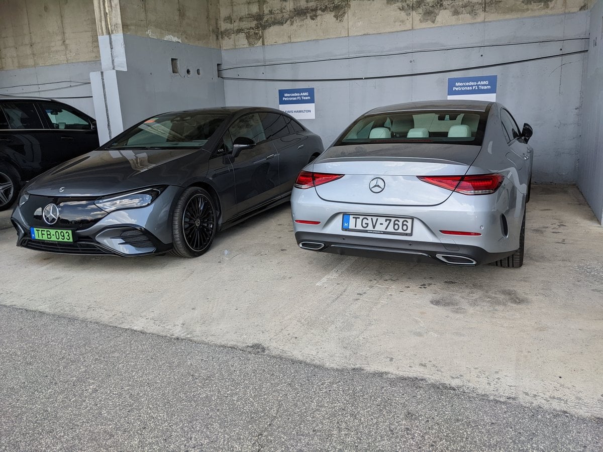 Mercedes EQE, Lewis Hamilton; Mercedes CLS de, George Russell