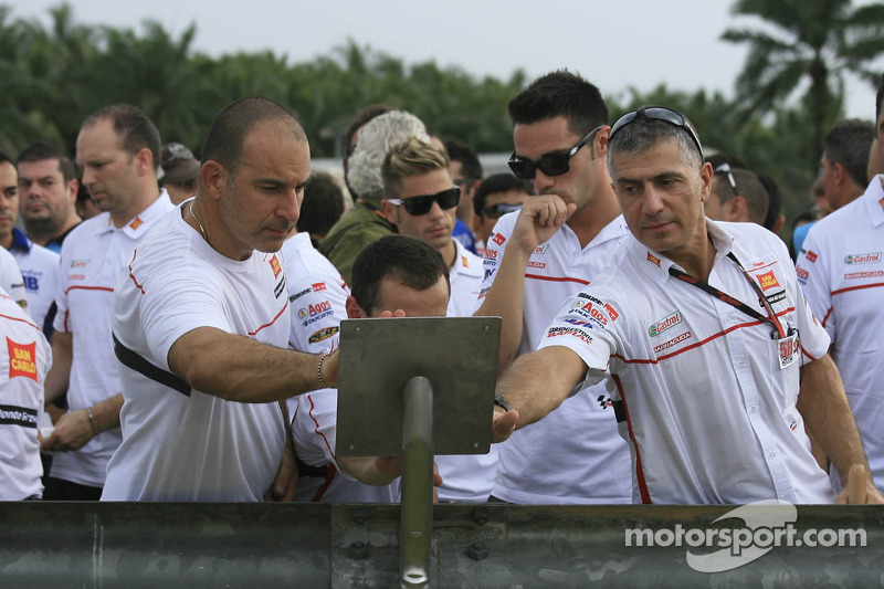 Los miembros del equipo lloran en recuerdo del piloto en el punto donde falleció.
