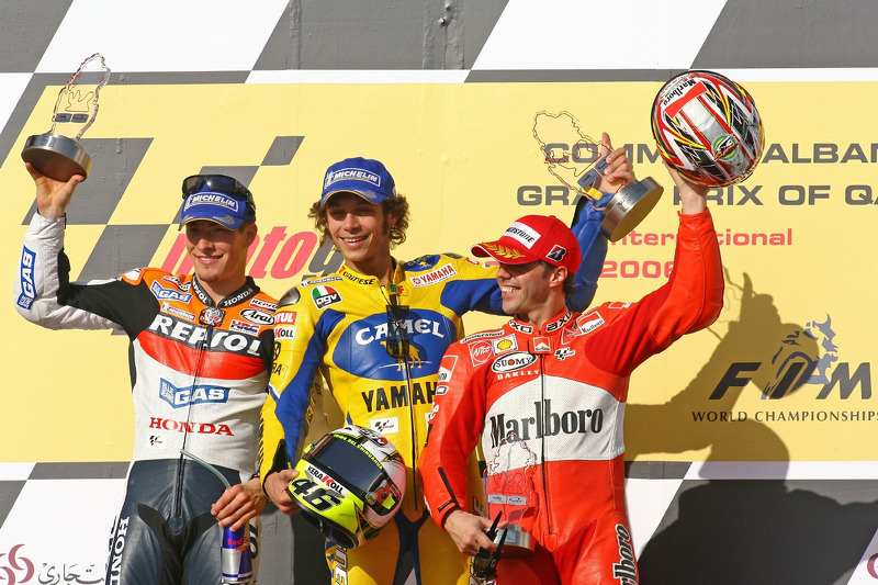 Valentino Rossi, con Nicky Hayden segundo y Loris Capirossi