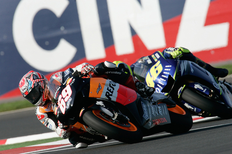 Nicky Hayden contra Valentino Rossi