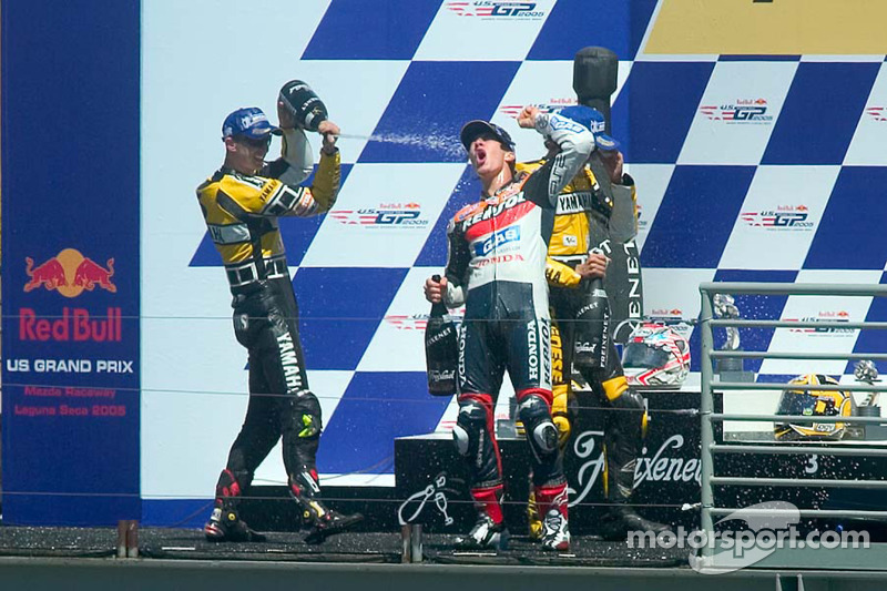 Nicky Hayden junto a Colin Edwards y Valentino Rossi