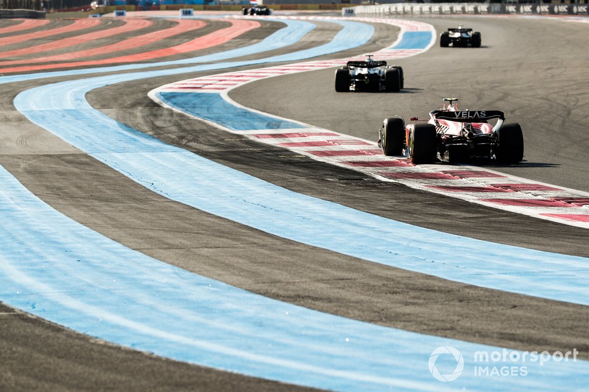 Pierre Gasly, AlfaTauri AT03, Carlos Sainz, Ferrari F1-75